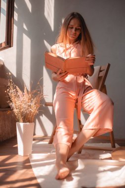 Stüdyoda poz veren güzel sarışın manken. Narin tarzı kadınsı.