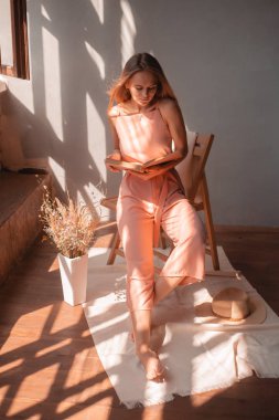 Stüdyoda poz veren güzel sarışın manken. Narin tarzı kadınsı.