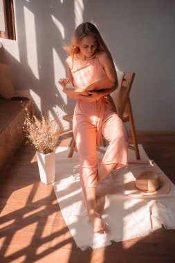 Stüdyoda poz veren güzel sarışın manken. Narin tarzı kadınsı.