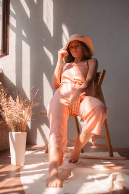 Stüdyoda poz veren güzel sarışın manken. Narin tarzı kadınsı.