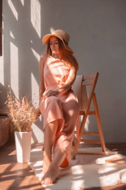 Stüdyoda poz veren güzel sarışın manken. Narin tarzı kadınsı.