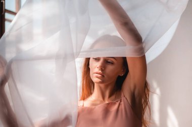 Stüdyoda poz veren güzel sarışın manken. Narin tarzı kadınsı.