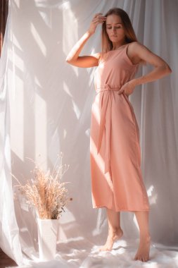 Stüdyoda poz veren güzel sarışın manken. Narin tarzı kadınsı.