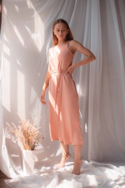 Stüdyoda poz veren güzel sarışın manken. Narin tarzı kadınsı.