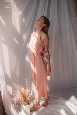 Stüdyoda poz veren güzel sarışın manken. Narin tarzı kadınsı.