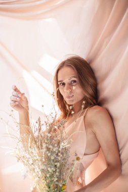 Stüdyoda poz veren güzel sarışın manken. Narin tarzı kadınsı.