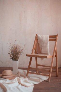 Bir fotoğraf stüdyosunda kurutulmuş çiçek sandalye ve şapka Kompozisyon.