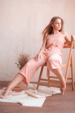 Stüdyoda poz veren güzel sarışın manken. Narin tarzı kadınsı.