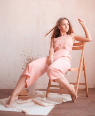 Stüdyoda poz veren güzel sarışın manken. Narin tarzı kadınsı.