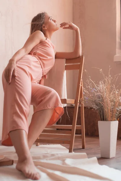 Hermosa Modelo Rubia Posando Estudio Estilo Delicado Femenino — Foto de Stock