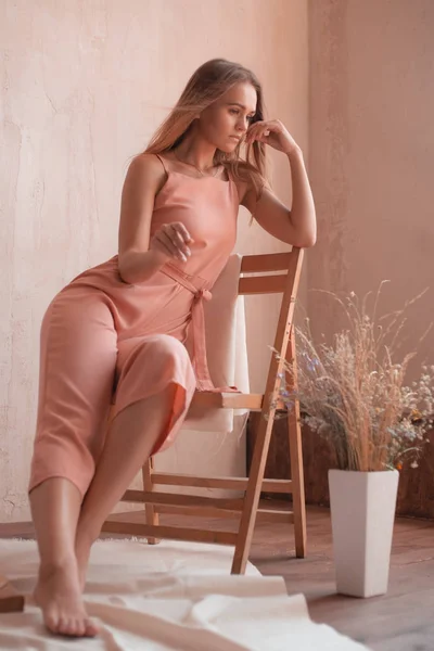 Hermosa Modelo Rubia Posando Estudio Estilo Delicado Femenino —  Fotos de Stock