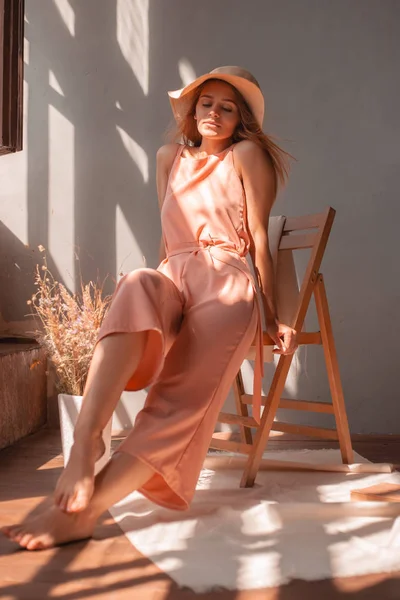 Stüdyoda Poz Veren Güzel Sarışın Manken Narin Tarzı Kadınsı — Stok fotoğraf