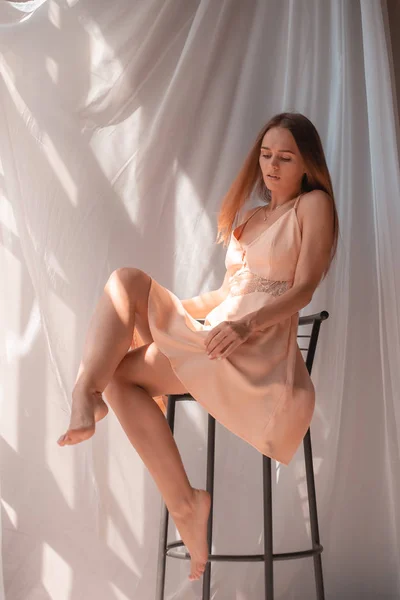 Vacker Blond Modell Poserar Studion Delikat Stil Feminin — Stockfoto