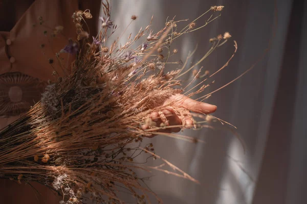 Getrocknete Wildblumen Den Händen Eines Mädchens Strauß Aus Verschiedenen Getrockneten — Stockfoto