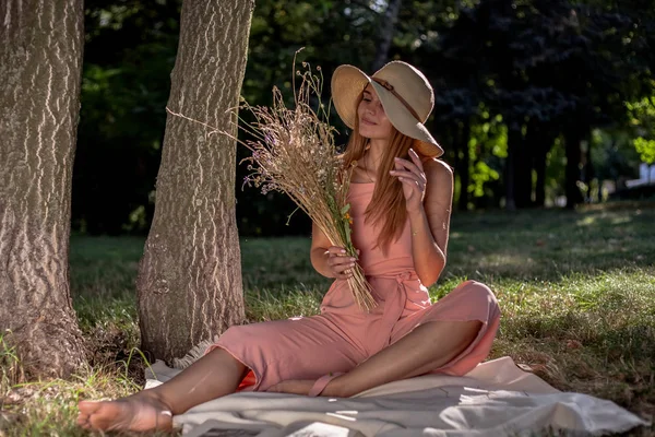 Hermosa Chica Descansando Hierba Junto Árbol Sombrero Con Libro Flores —  Fotos de Stock