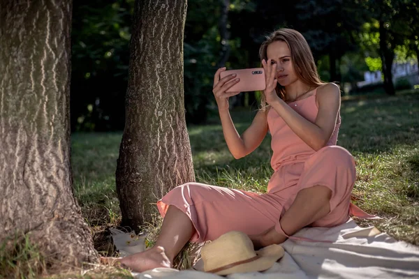 Hermosa Chica Descansando Hierba Junto Árbol Sombrero Con Libro Flores —  Fotos de Stock