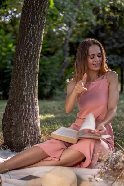 Menina Bonita Descansando Grama Junto Árvore Chapéu Com Livro Flores — Fotografia de Stock