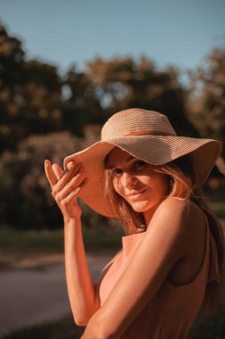 Sokaktamutlu bir kızın portresi. Sonbahar renkleri.