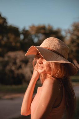 Sokaktamutlu bir kızın portresi. Sonbahar renkleri.