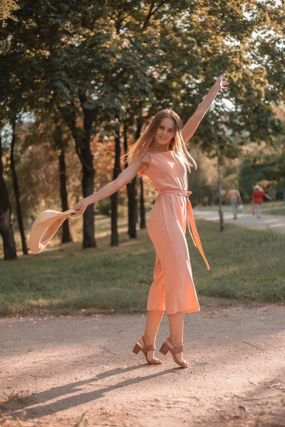 Retrato Uma Menina Feliz Rua Cores Outono — Fotografia de Stock