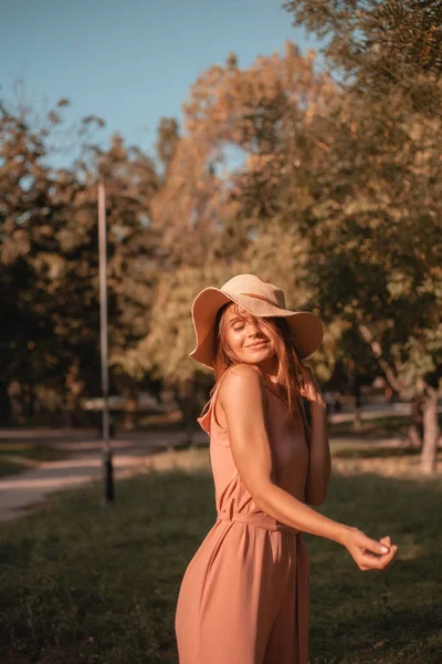 Portrét Šťastné Dívky Ulici Podzimní Barvy — Stock fotografie