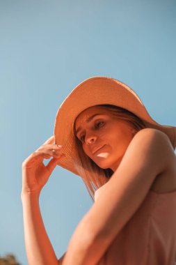 Sokaktamutlu bir kızın portresi. Sonbahar renkleri.