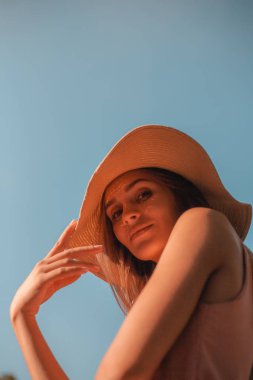 Sokaktamutlu bir kızın portresi. Sonbahar renkleri.