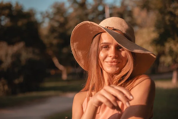 Retrato Uma Menina Feliz Rua Cores Outono — Fotografia de Stock