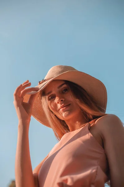 Retrato Uma Menina Feliz Rua Cores Outono — Fotografia de Stock