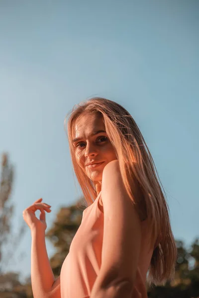 Portret Van Een Gelukkig Meisje Straat Herfst Kleuren — Stockfoto