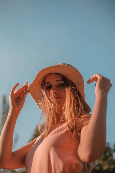 Retrato Uma Menina Feliz Rua Cores Outono — Fotografia de Stock