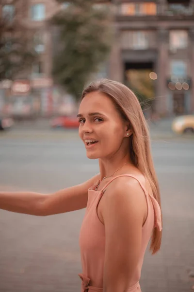 Porträt Eines Glücklichen Mädchens Auf Der Straße Herbstfarben — Stockfoto