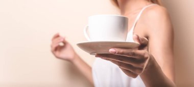 Genç bir kadın bir fincan kahvenin tadını çıkarıyor. Sabah çayı ile kadın portresi. Kopyalama alanı