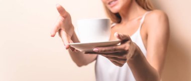 Genç bir kadın bir fincan kahvenin tadını çıkarıyor. Sabah çayı ile kadın portresi. Kopyalama alanı