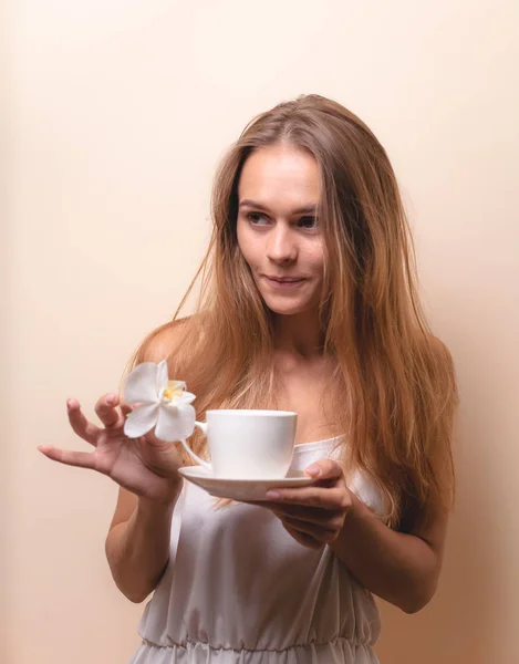 Mladá Žena Užívá Šálek Kávy Portrét Samice Ranním Čajem Kopírovat — Stock fotografie