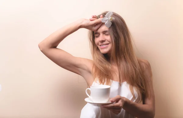 Ung Kvinna Njuter Kopp Kaffe Porträtt Hona Med Morgonte Kopiera — Stockfoto