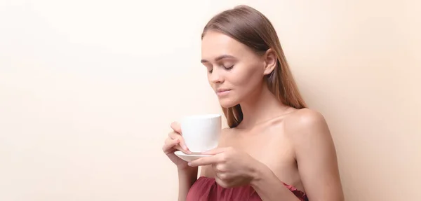 Junge Frau Bei Einer Tasse Kaffee Frauenporträt Mit Morgentee Kopierraum — Stockfoto
