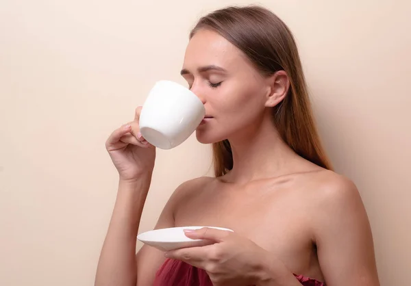 Jovem Mulher Desfrutando Uma Xícara Café Retrato Fêmea Com Chá — Fotografia de Stock