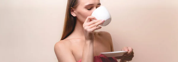 Mujer Joven Disfrutando Una Taza Café Retrato Mujer Con Mañana — Foto de Stock