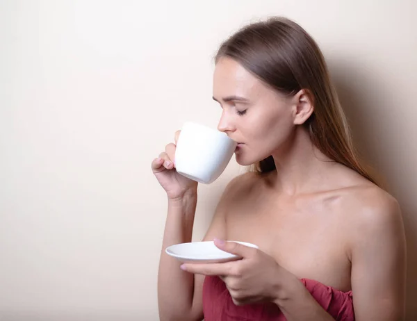 Jovem Mulher Desfrutando Uma Xícara Café Retrato Fêmea Com Chá — Fotografia de Stock