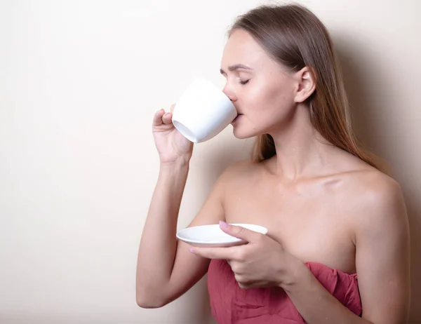 Jovem Mulher Desfrutando Uma Xícara Café Retrato Fêmea Com Chá — Fotografia de Stock