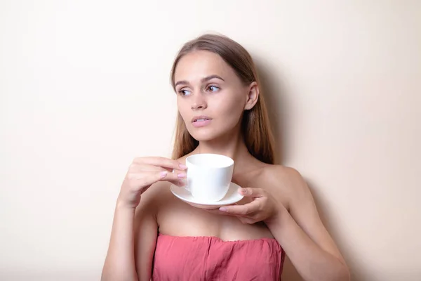 年轻女子正在喝杯咖啡 女性与早茶的肖像 复制空间 — 图库照片