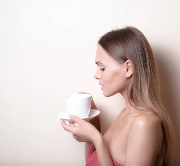 年轻女子正在喝杯咖啡 女性与早茶的肖像 复制空间 — 图库照片