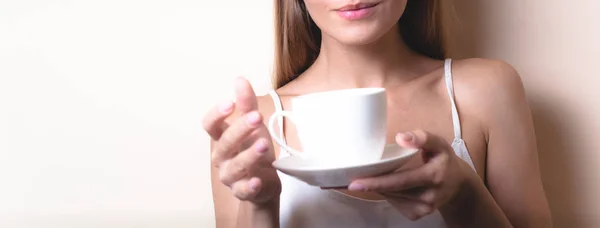 Jovem Mulher Desfrutando Uma Xícara Café Retrato Fêmea Com Chá — Fotografia de Stock