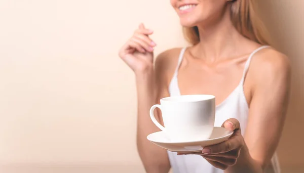 Jovem Mulher Desfrutando Uma Xícara Café Retrato Fêmea Com Chá — Fotografia de Stock