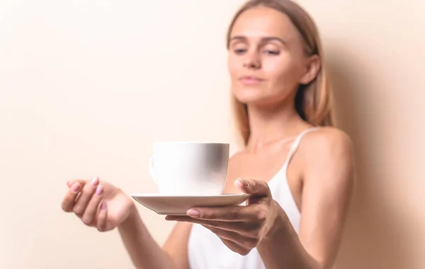 Jovem Mulher Desfrutando Uma Xícara Café Retrato Fêmea Com Chá — Fotografia de Stock