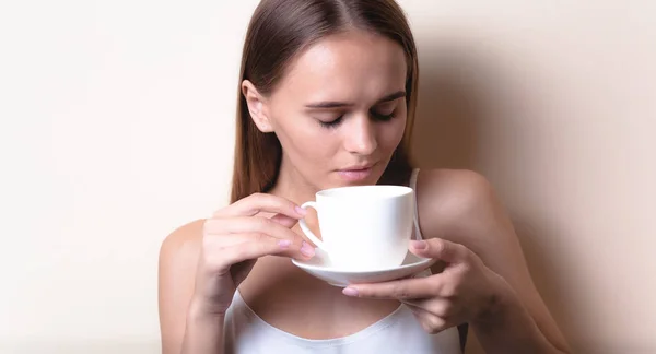年轻女子正在喝杯咖啡 女性与早茶的肖像 复制空间 — 图库照片