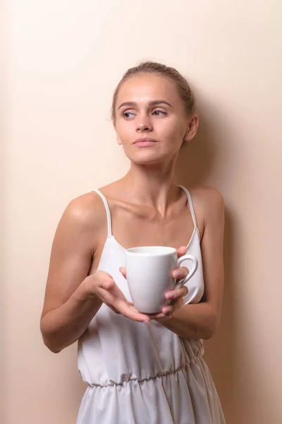 Jonge Vrouw Genieten Van Een Kopje Koffie Portret Van Vrouw — Stockfoto