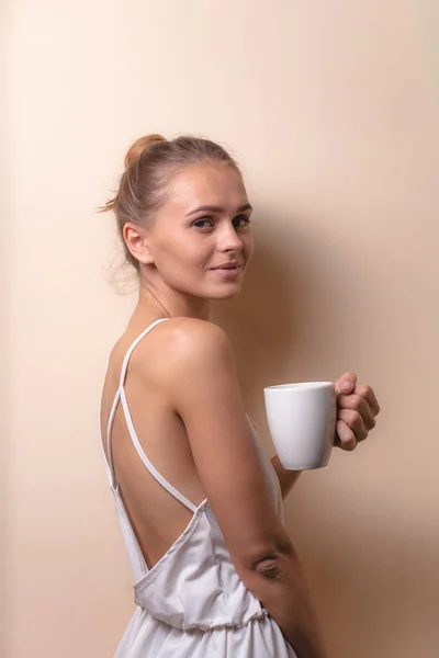 Mladá Žena Užívá Šálek Kávy Portrét Samice Ranním Čajem Kopírovat — Stock fotografie
