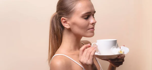 Młoda Kobieta Korzystających Filiżankę Kawy Portret Kobiety Poranną Herbatą Kopiuj — Zdjęcie stockowe